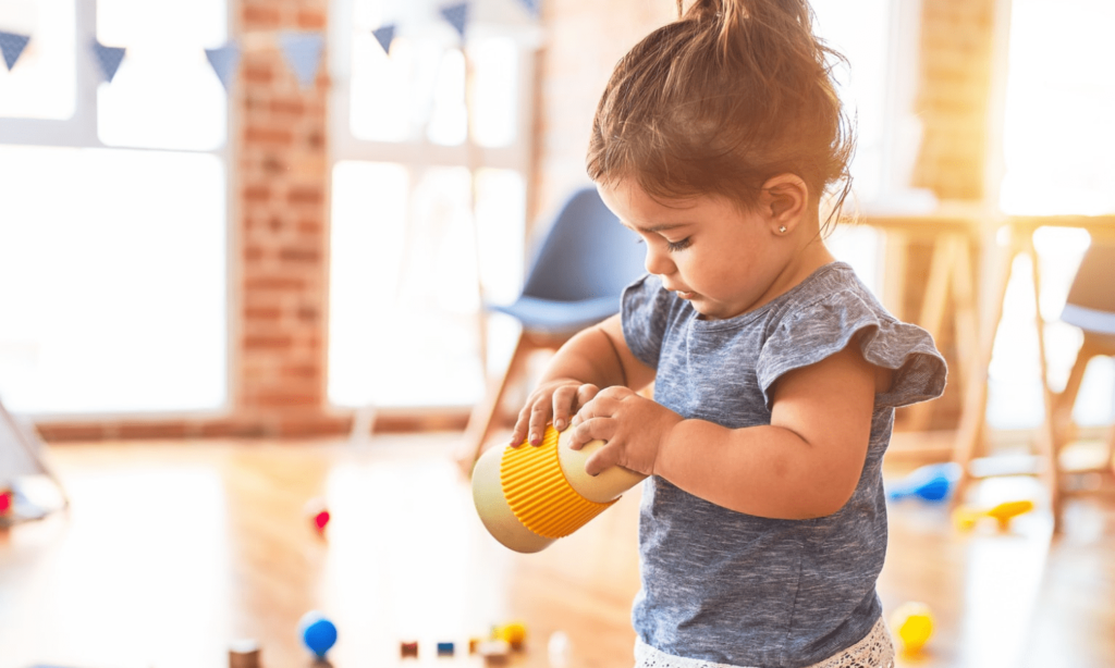 Criança brincando. O envidraçamento de sacadas, mais segurança para as crianças