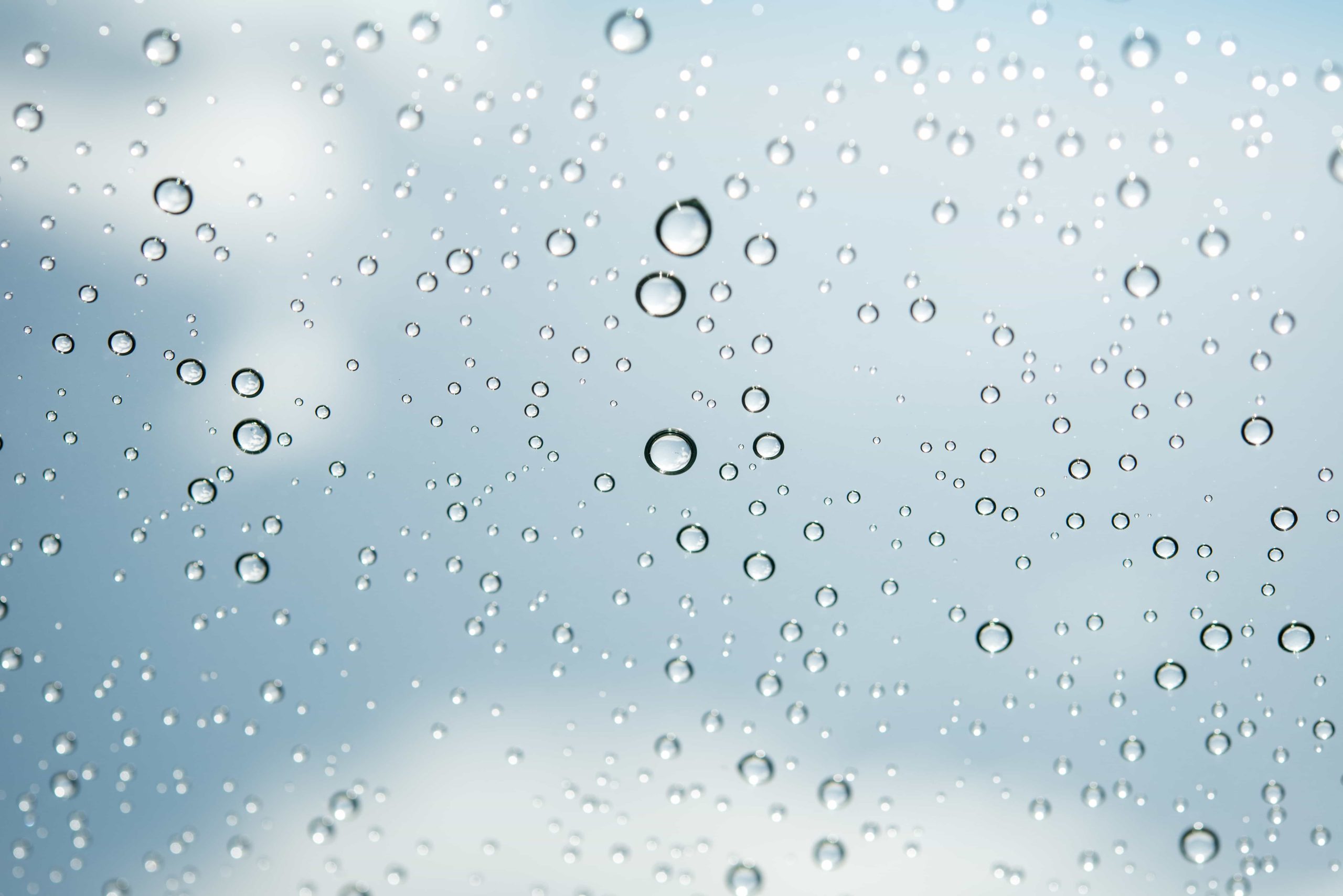 Vidro transparente com gotículas de água.