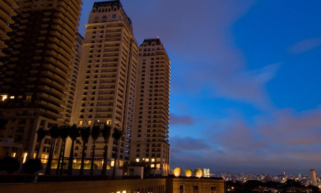 Vista noturna da fachada do Parque Cidade Jardim